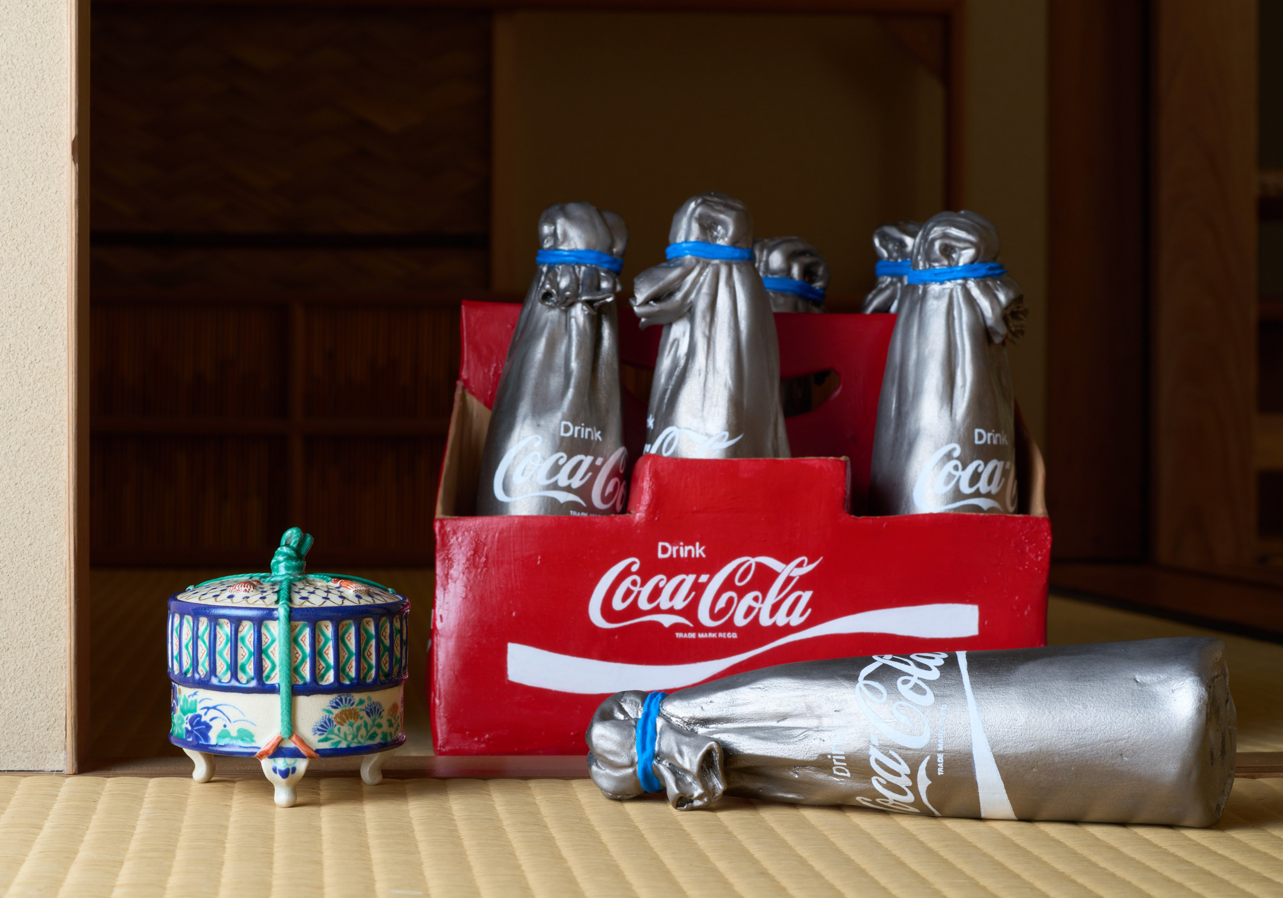 （右）Coca Cola Carton 20-1 （左）古清水　色絵　秋草ノ絵　虫籠香炉