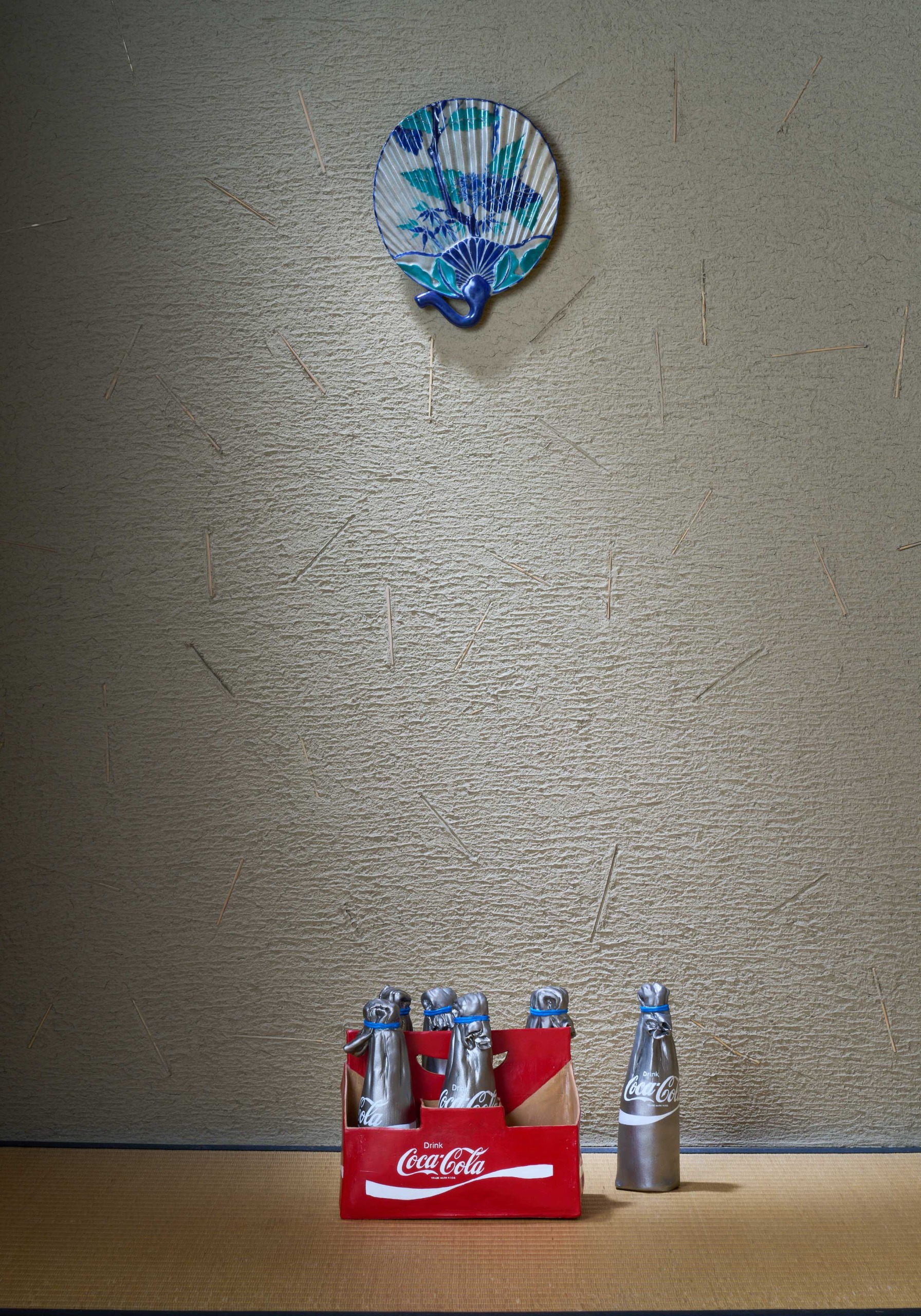 （下）Coca Cola Carton 20-1 （上）古清水　色絵　団扇形　掛花入