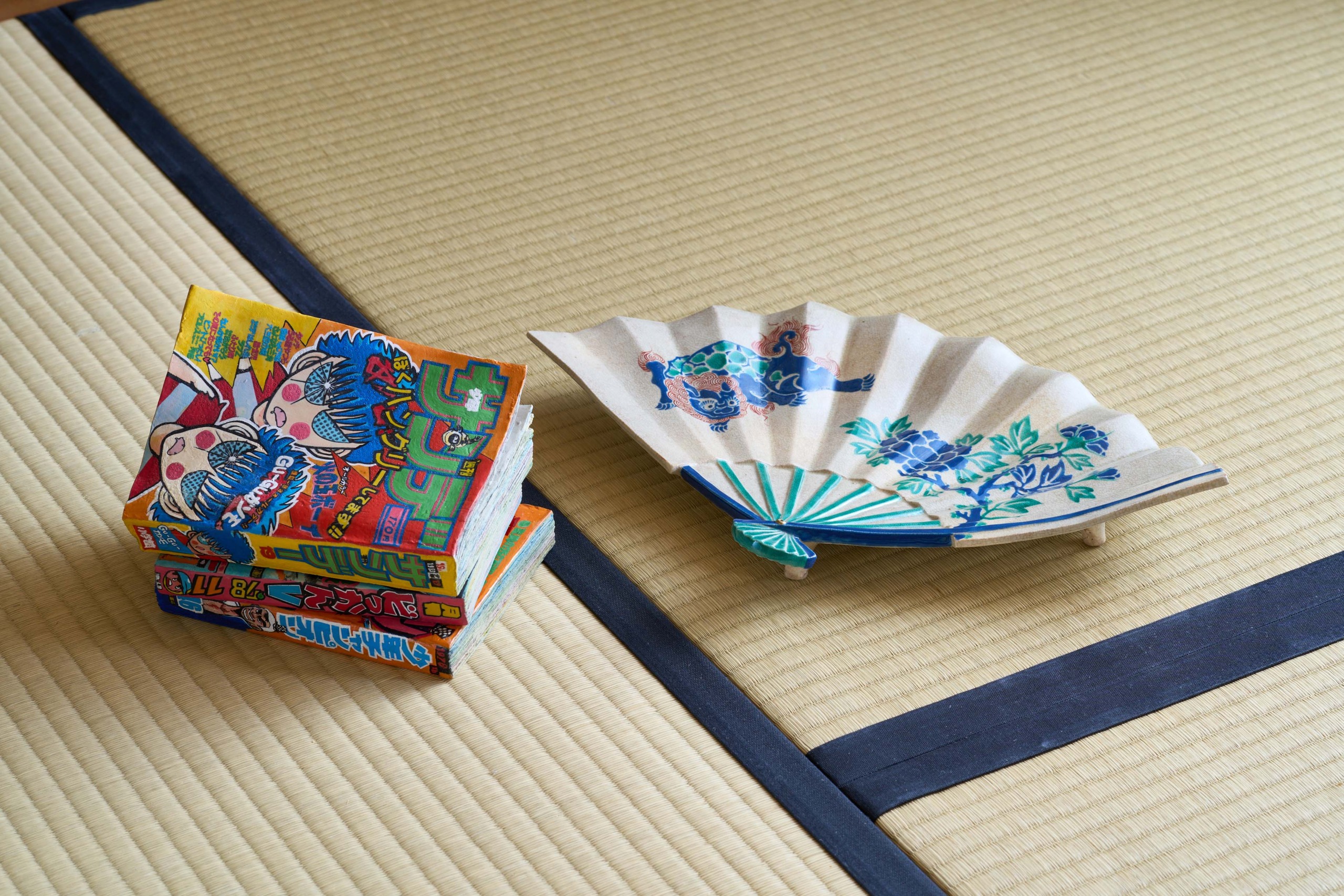 （左）Comic Book 21-S2 （右）古清水　色絵　唐獅子牡丹ノ絵 扇面平鉢