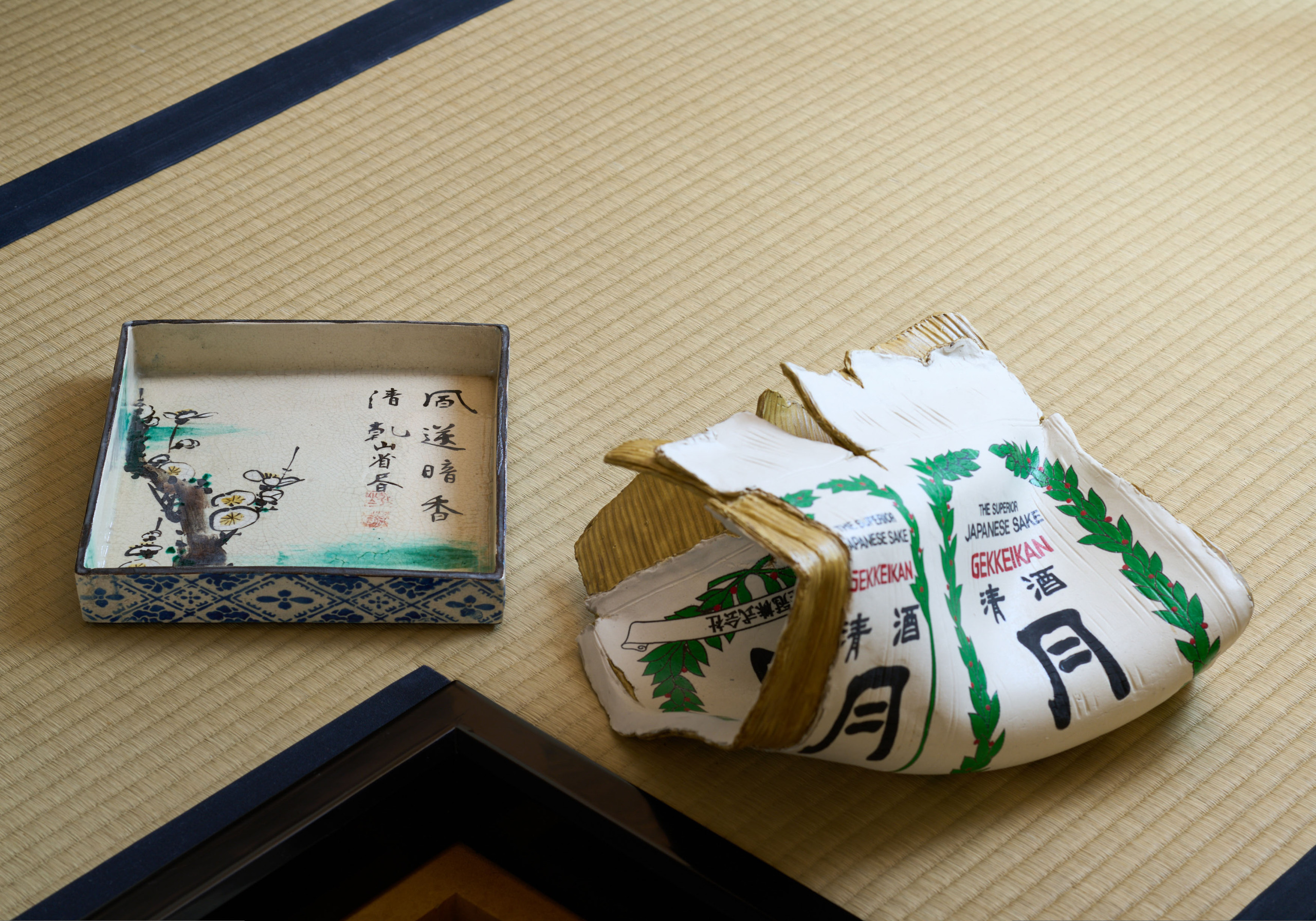 （右） Work 22-Gekkeikan （左）色絵　梅ノ絵　額皿